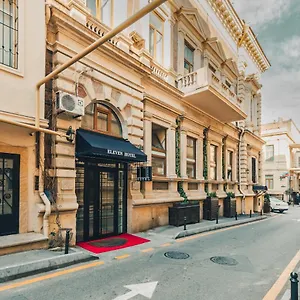 Hotel Eleven, Baky
